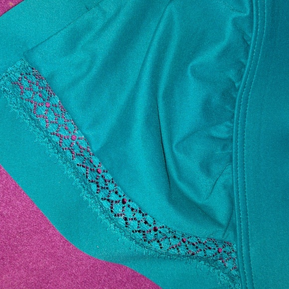 Bundle of Two Bras from Victoria's Secret size Medium - Picture 5 of 6